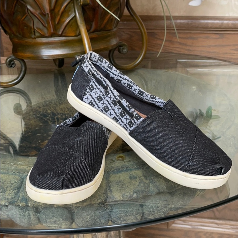 TOMS Black Denim Shoes Skull & Cross Bones Youth Unisex Slip-Ons Sz 2